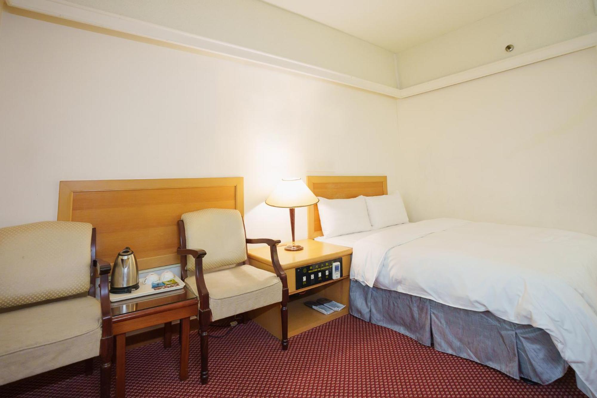 โอเรียนทัล โฮเต็ล Hotel ไถหนาน ภายนอก รูปภาพ