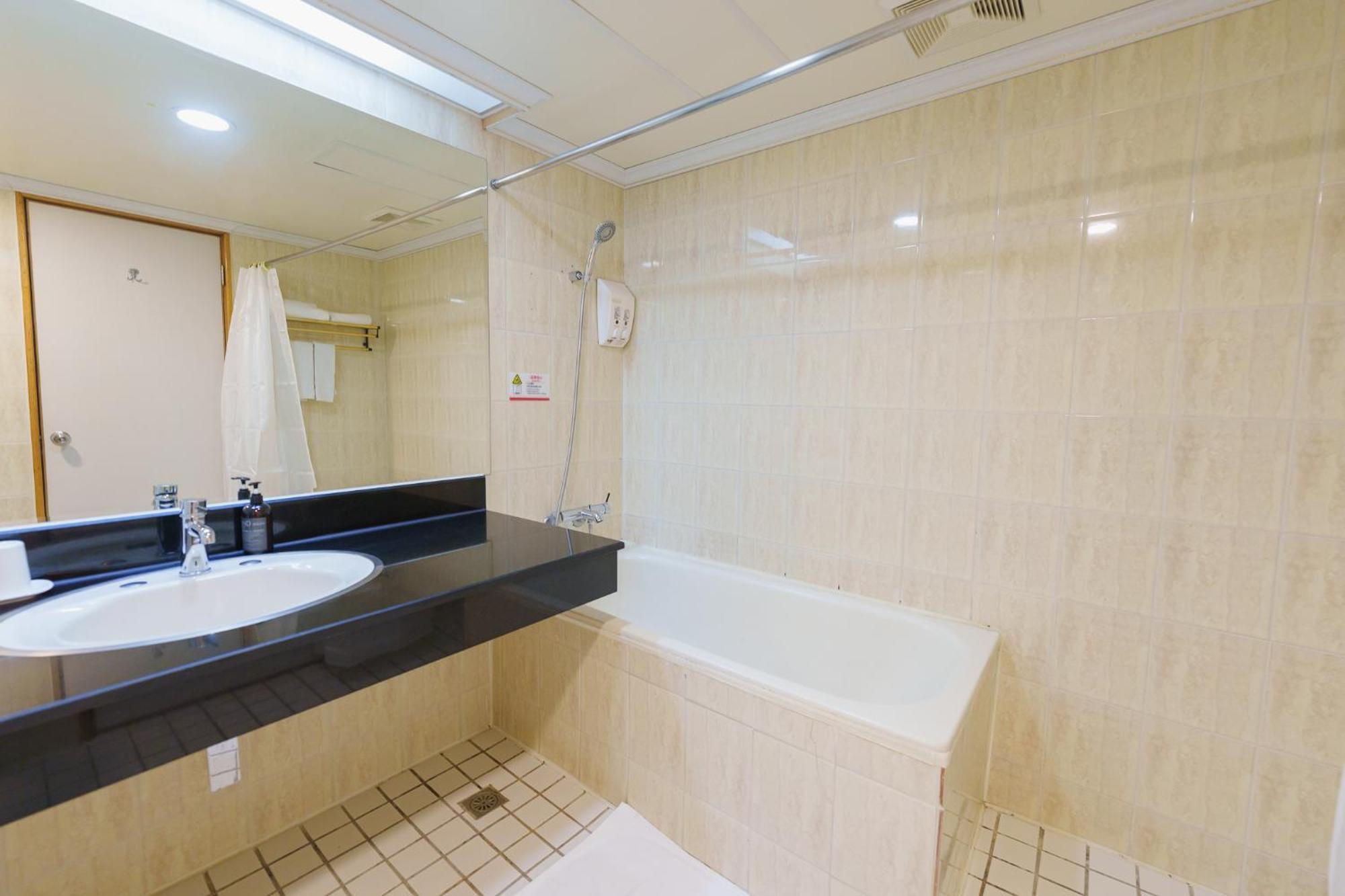 โอเรียนทัล โฮเต็ล Hotel ไถหนาน ภายนอก รูปภาพ