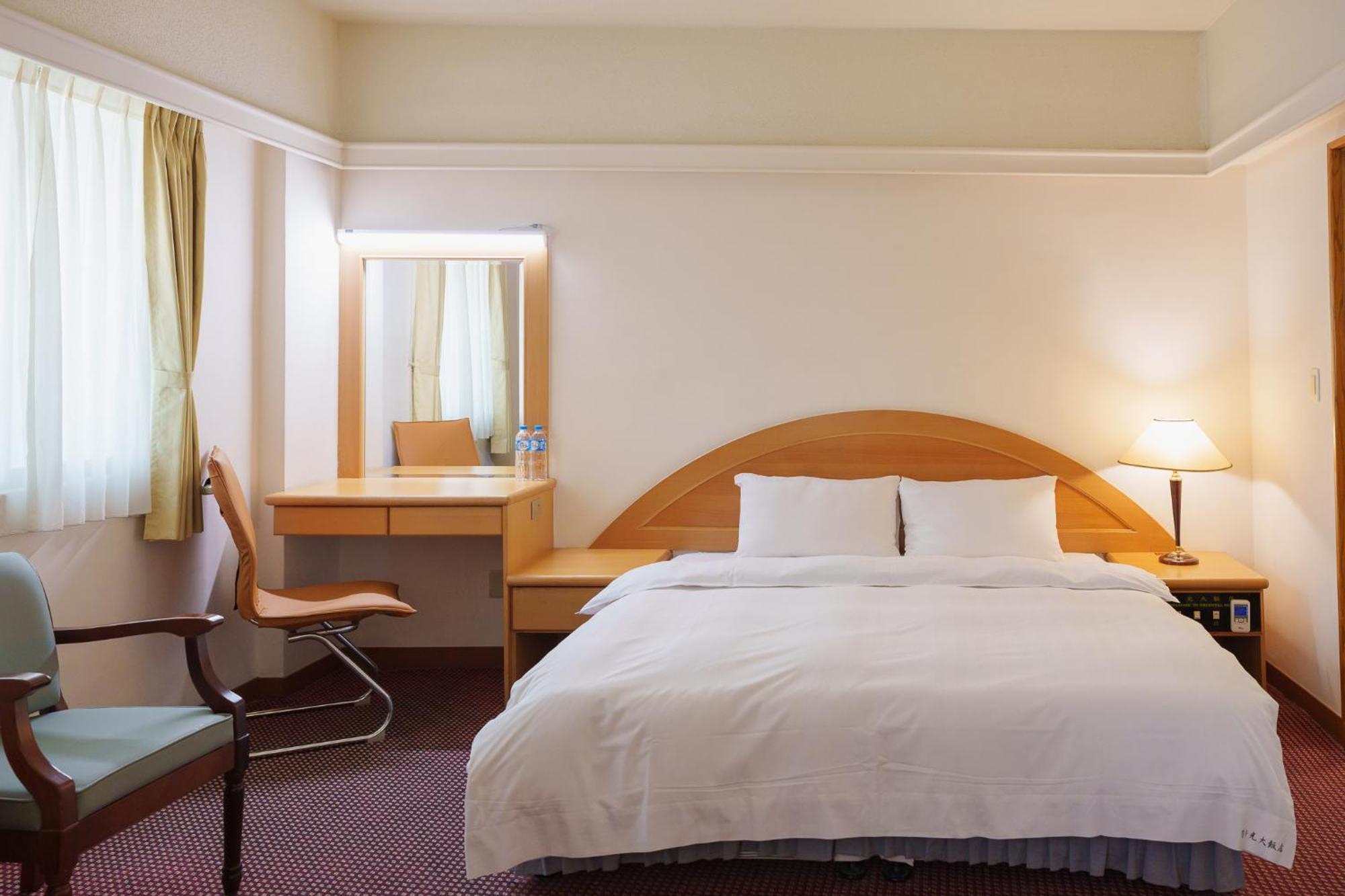 โอเรียนทัล โฮเต็ล Hotel ไถหนาน ภายนอก รูปภาพ