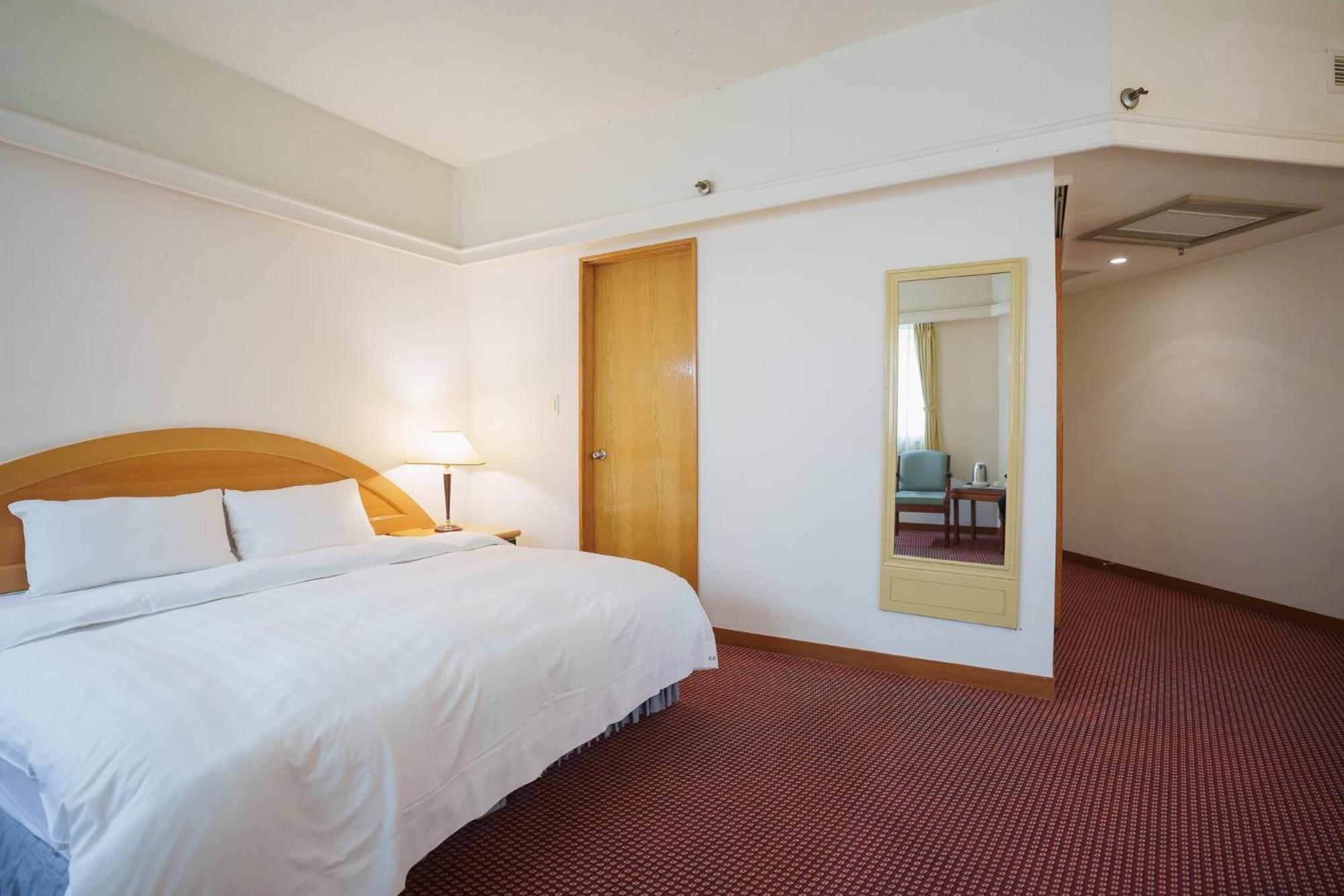 โอเรียนทัล โฮเต็ล Hotel ไถหนาน ภายนอก รูปภาพ
