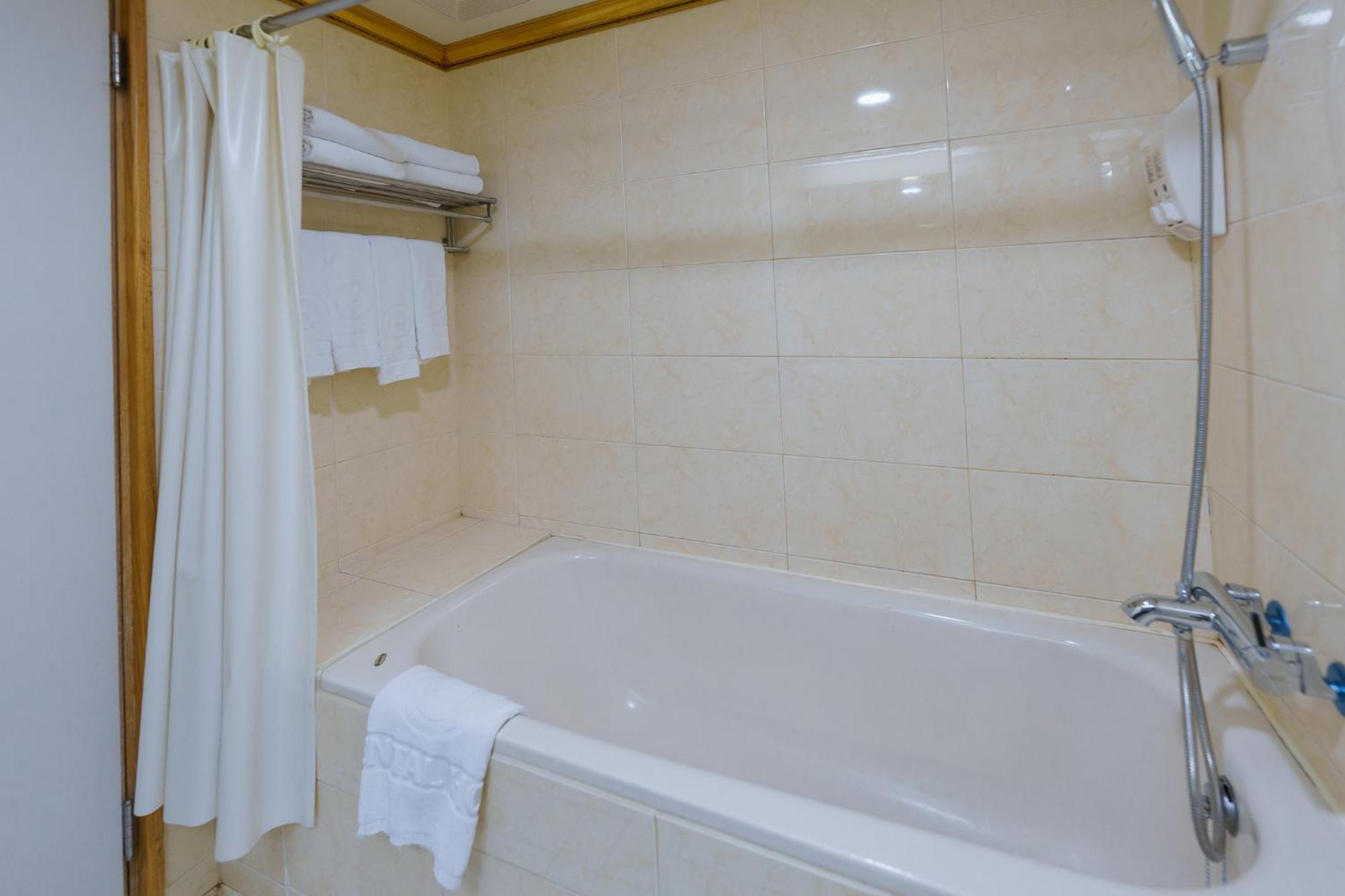 โอเรียนทัล โฮเต็ล Hotel ไถหนาน ภายนอก รูปภาพ