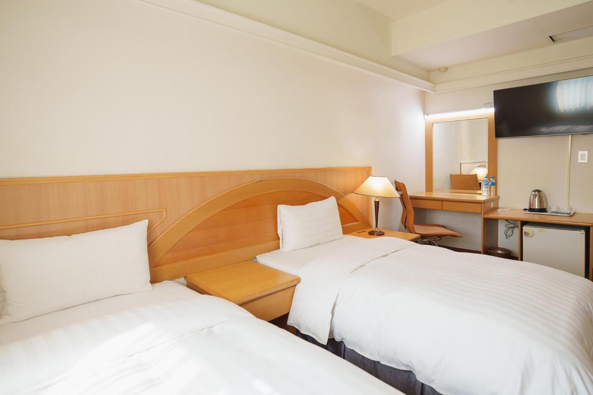 โอเรียนทัล โฮเต็ล Hotel ไถหนาน ภายนอก รูปภาพ