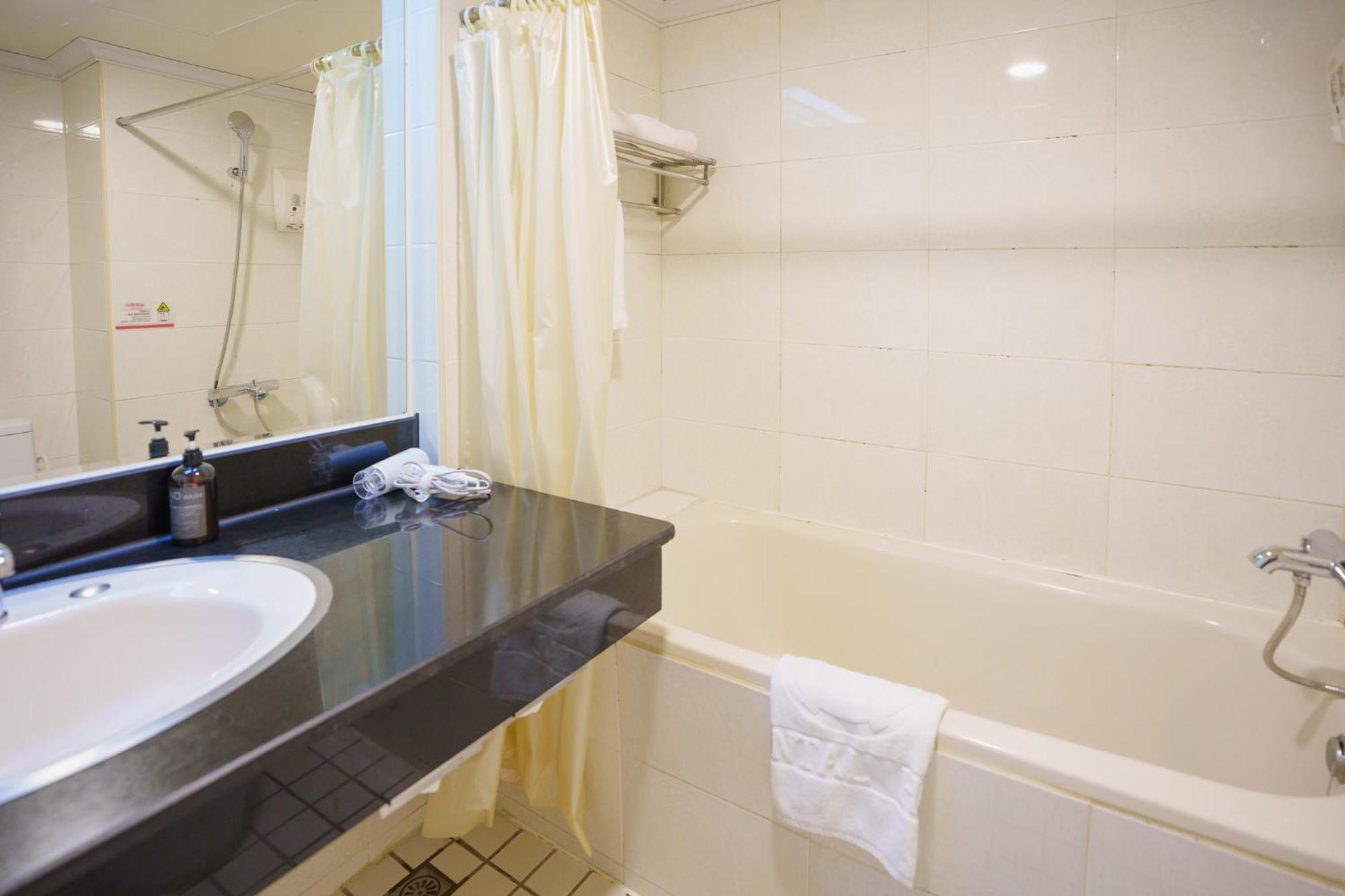 โอเรียนทัล โฮเต็ล Hotel ไถหนาน ภายนอก รูปภาพ