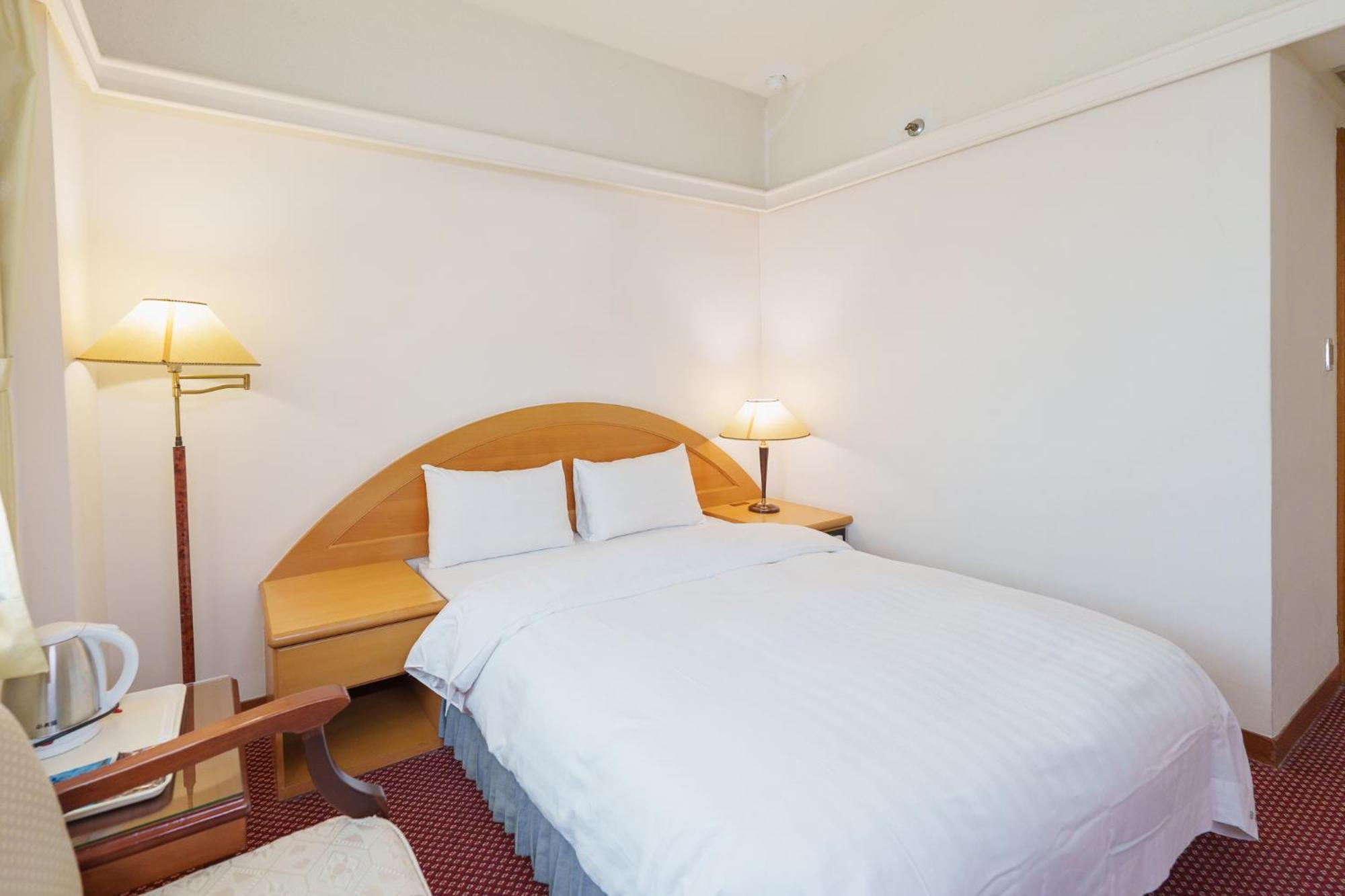 โอเรียนทัล โฮเต็ล Hotel ไถหนาน ภายนอก รูปภาพ