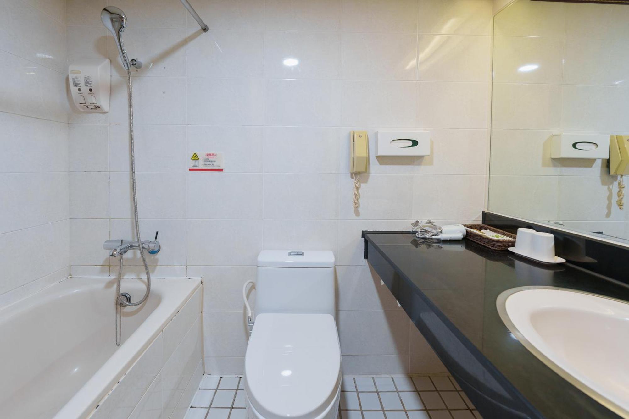 โอเรียนทัล โฮเต็ล Hotel ไถหนาน ภายนอก รูปภาพ