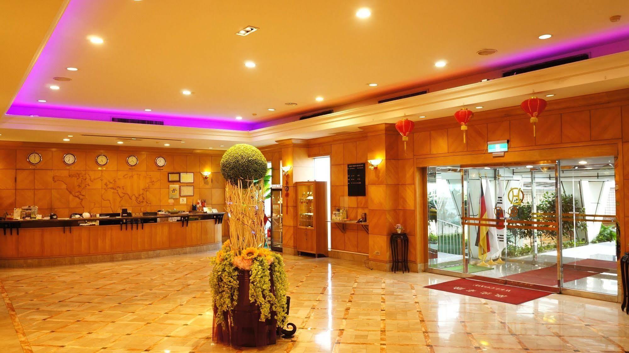 โอเรียนทัล โฮเต็ล Hotel ไถหนาน ภายนอก รูปภาพ