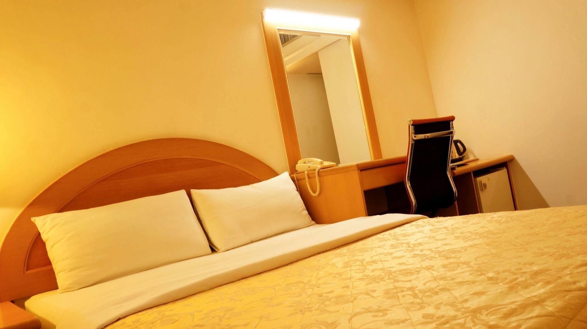 โอเรียนทัล โฮเต็ล Hotel ไถหนาน ภายนอก รูปภาพ