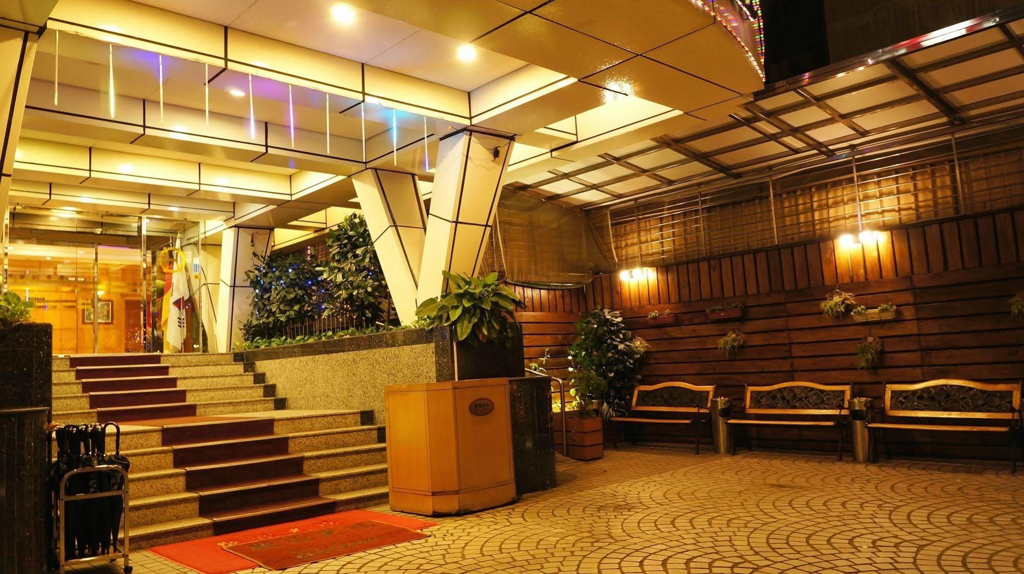 โอเรียนทัล โฮเต็ล Hotel ไถหนาน ภายนอก รูปภาพ