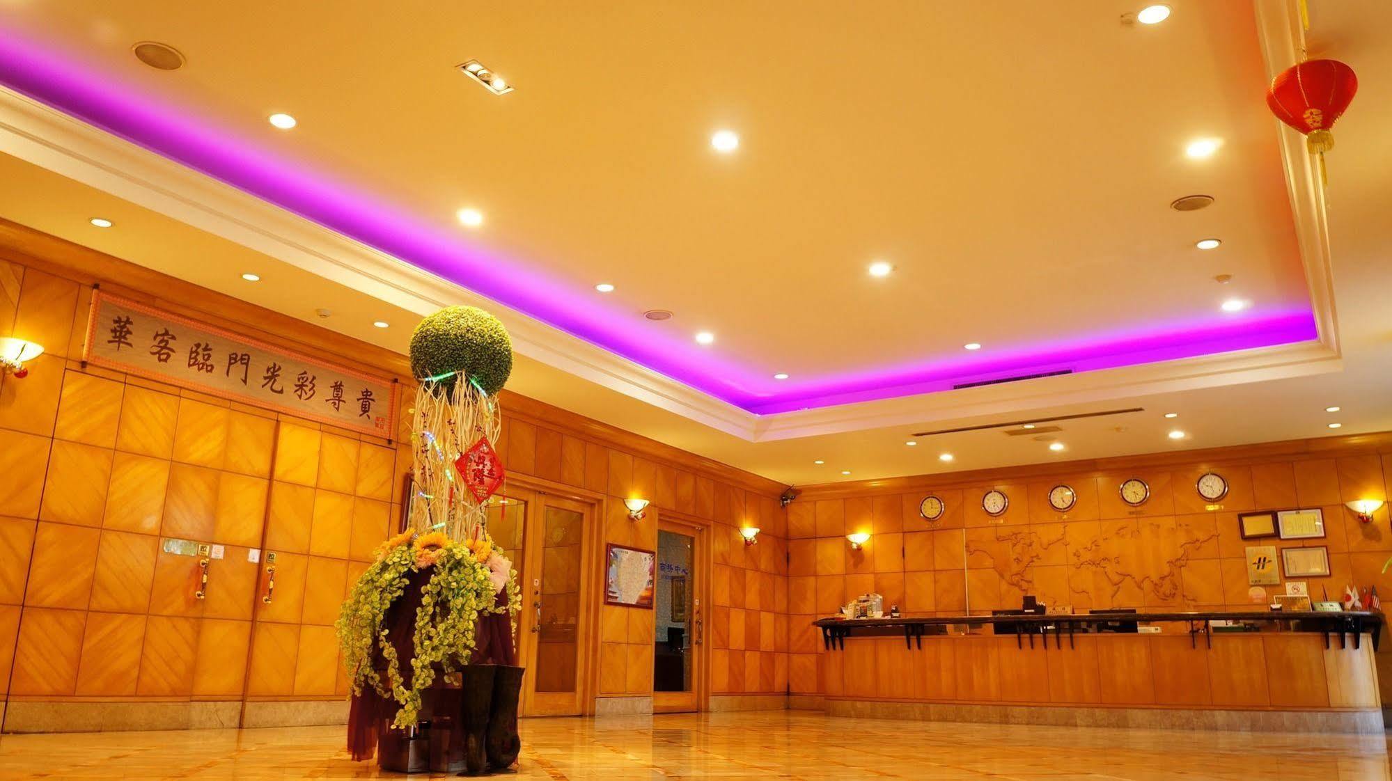 โอเรียนทัล โฮเต็ล Hotel ไถหนาน ภายนอก รูปภาพ