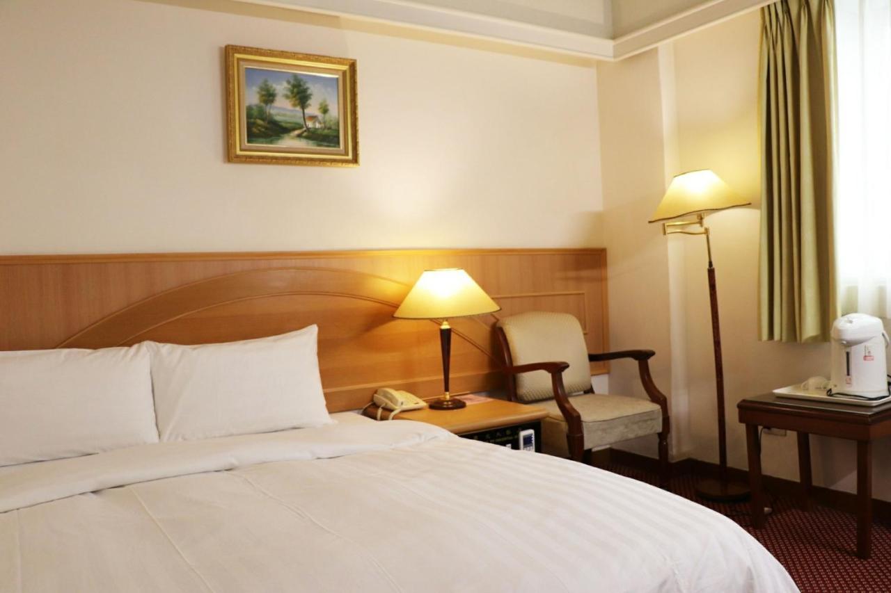 โอเรียนทัล โฮเต็ล Hotel ไถหนาน ภายนอก รูปภาพ