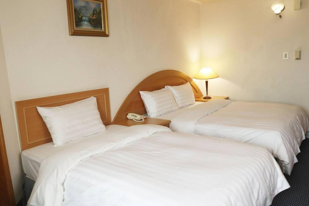 โอเรียนทัล โฮเต็ล Hotel ไถหนาน ภายนอก รูปภาพ