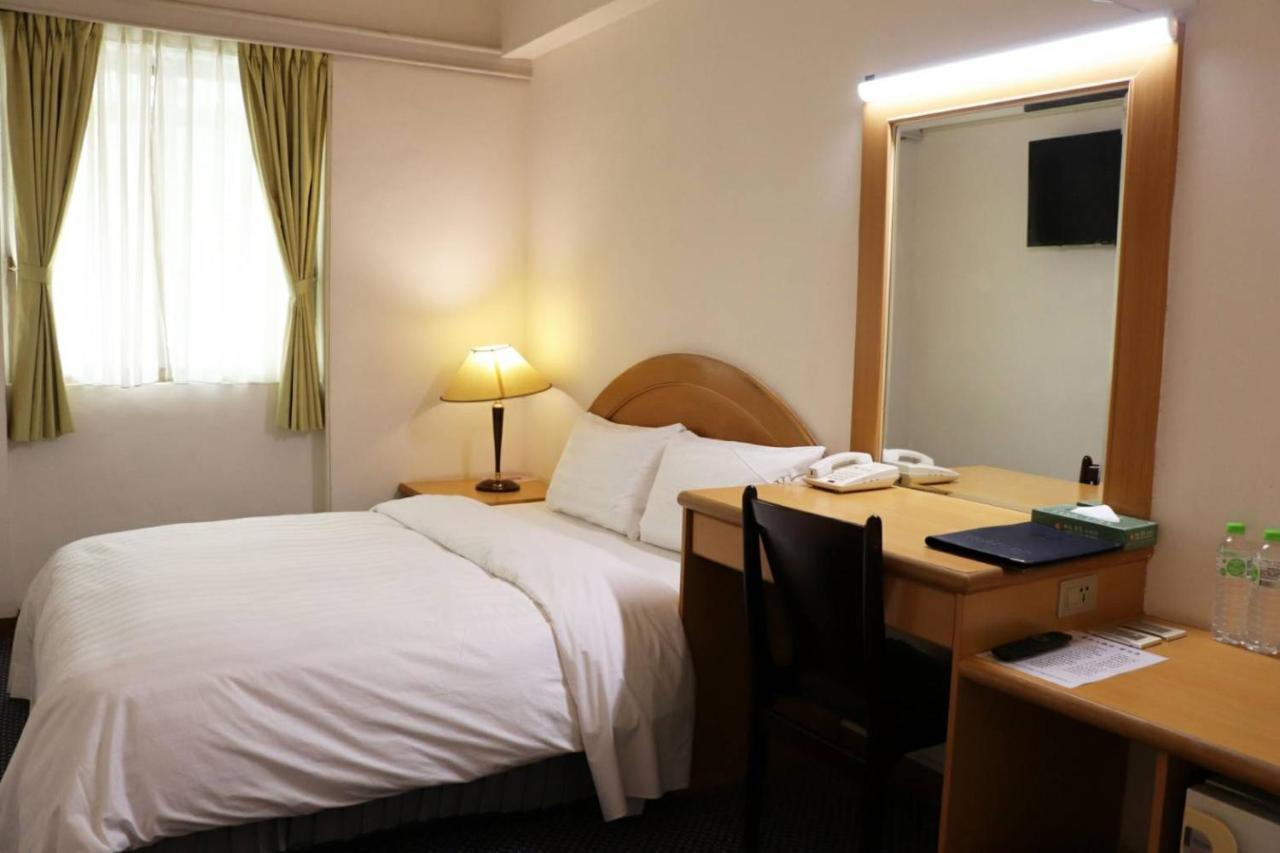 โอเรียนทัล โฮเต็ล Hotel ไถหนาน ภายนอก รูปภาพ