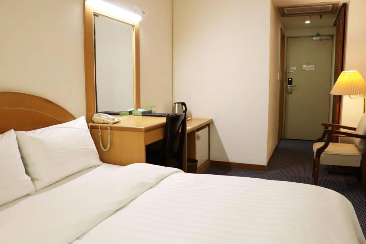 โอเรียนทัล โฮเต็ล Hotel ไถหนาน ภายนอก รูปภาพ