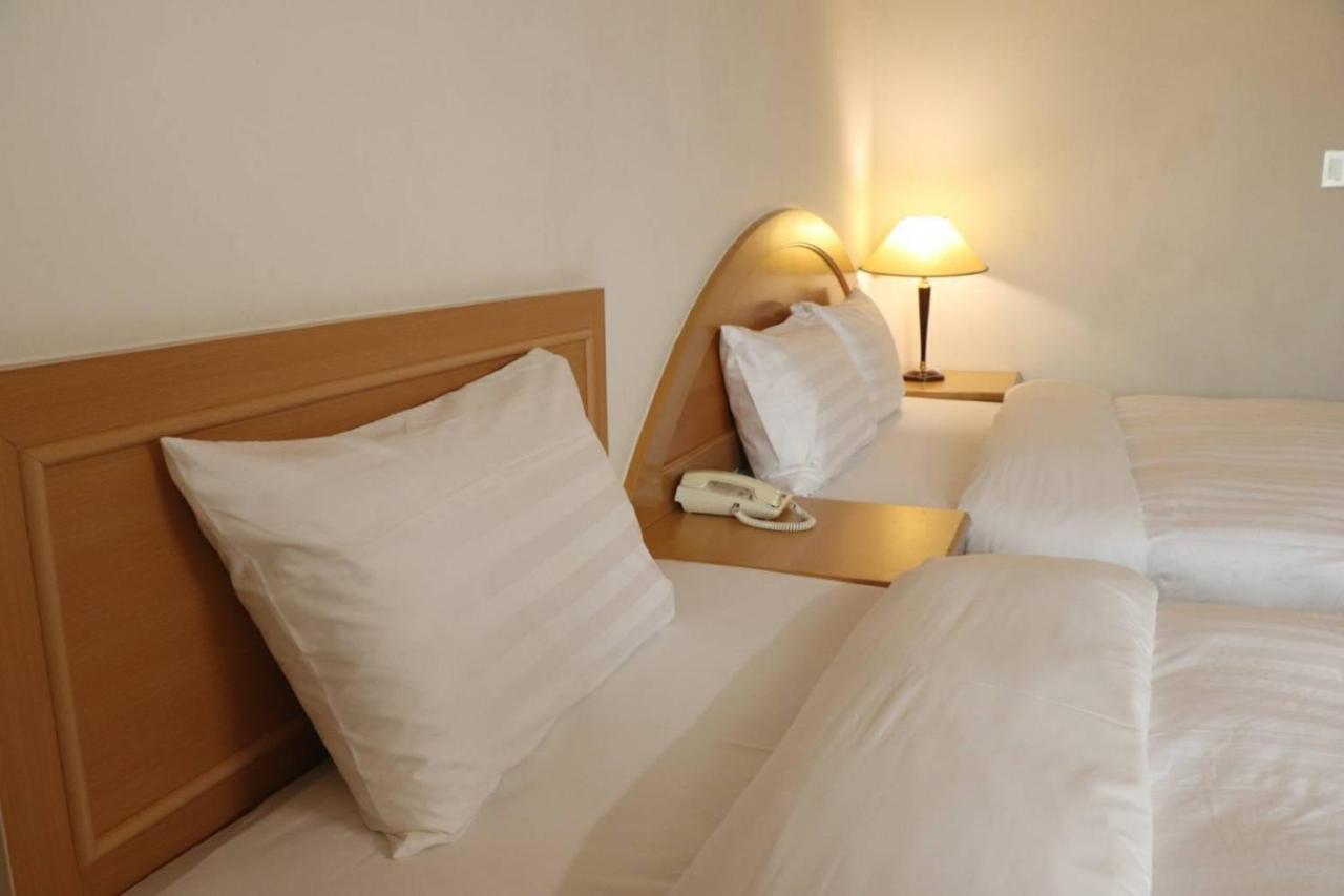 โอเรียนทัล โฮเต็ล Hotel ไถหนาน ภายนอก รูปภาพ