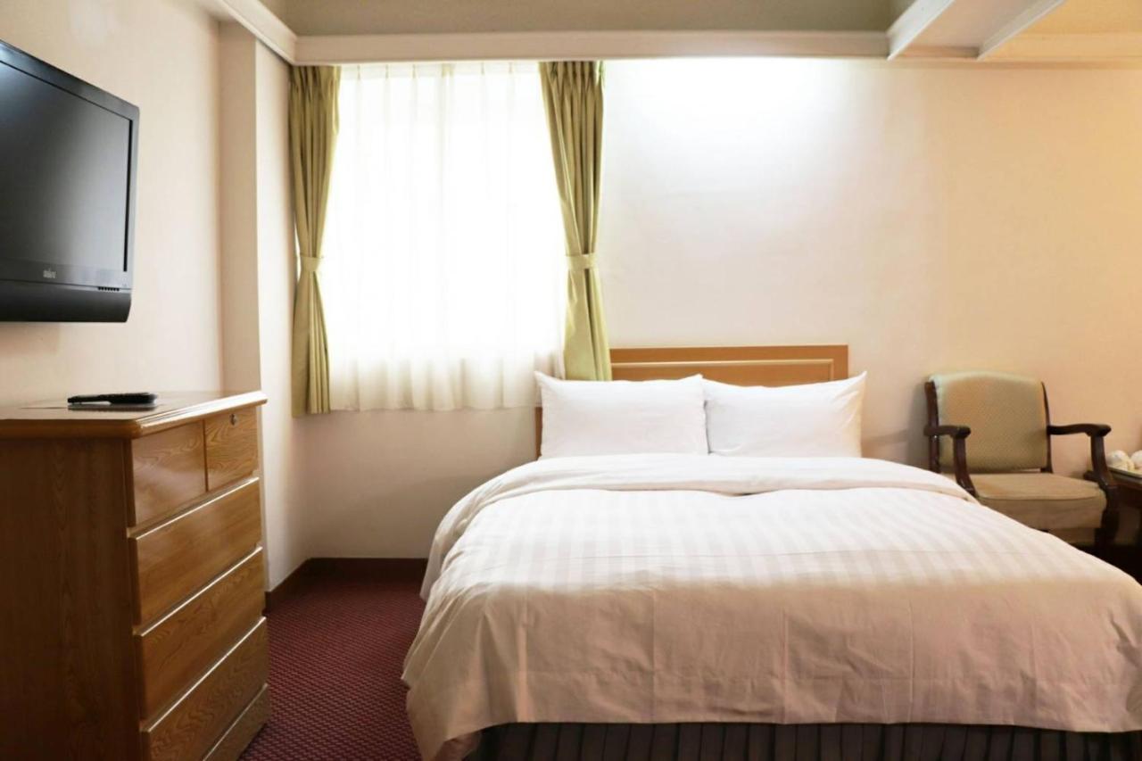 โอเรียนทัล โฮเต็ล Hotel ไถหนาน ภายนอก รูปภาพ