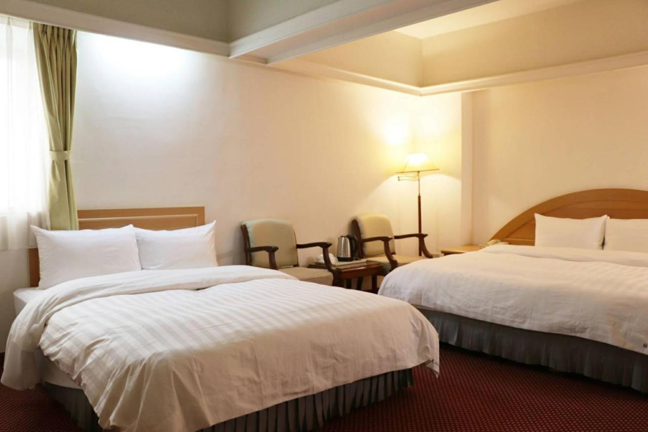 โอเรียนทัล โฮเต็ล Hotel ไถหนาน ภายนอก รูปภาพ