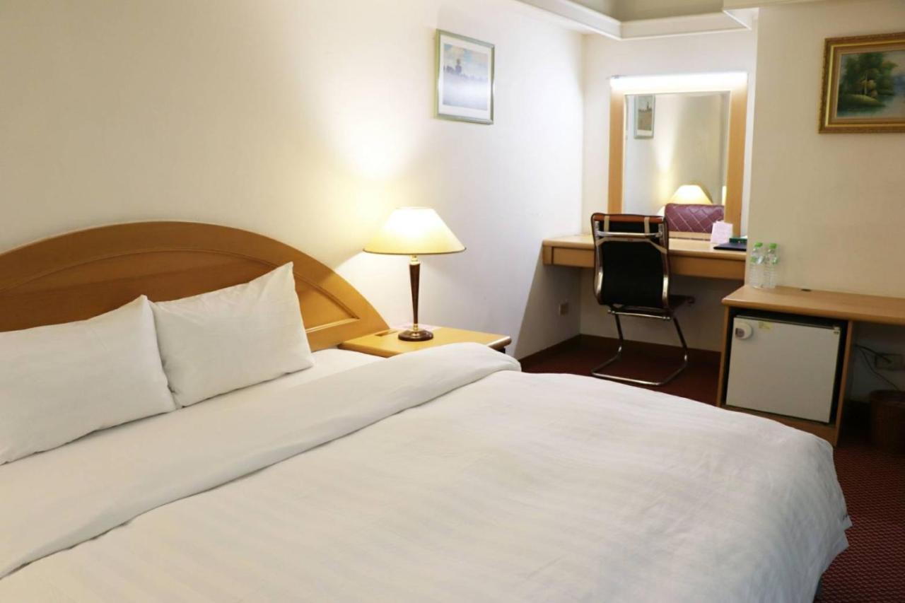 โอเรียนทัล โฮเต็ล Hotel ไถหนาน ภายนอก รูปภาพ